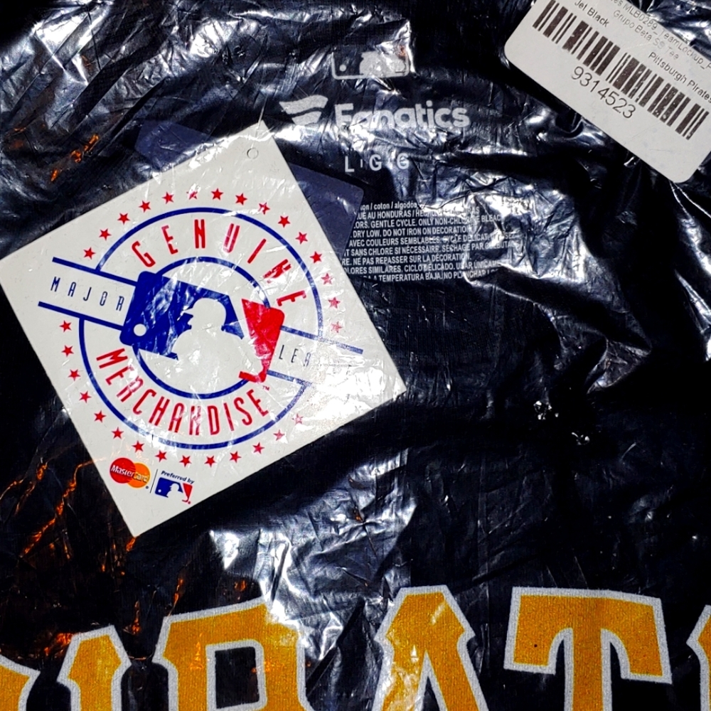 NWT!  PIRATES T-SHIRT